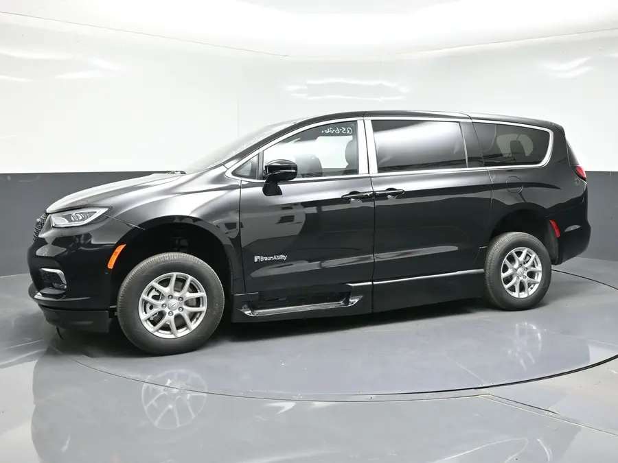2026 Chrysler Pacifica Select photo 3