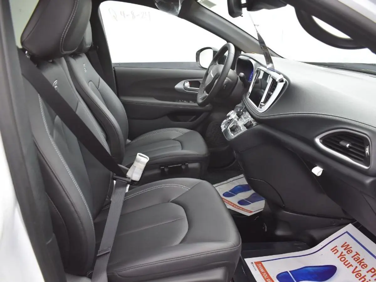 2024 Chrysler Pacifica Touring L photo 3