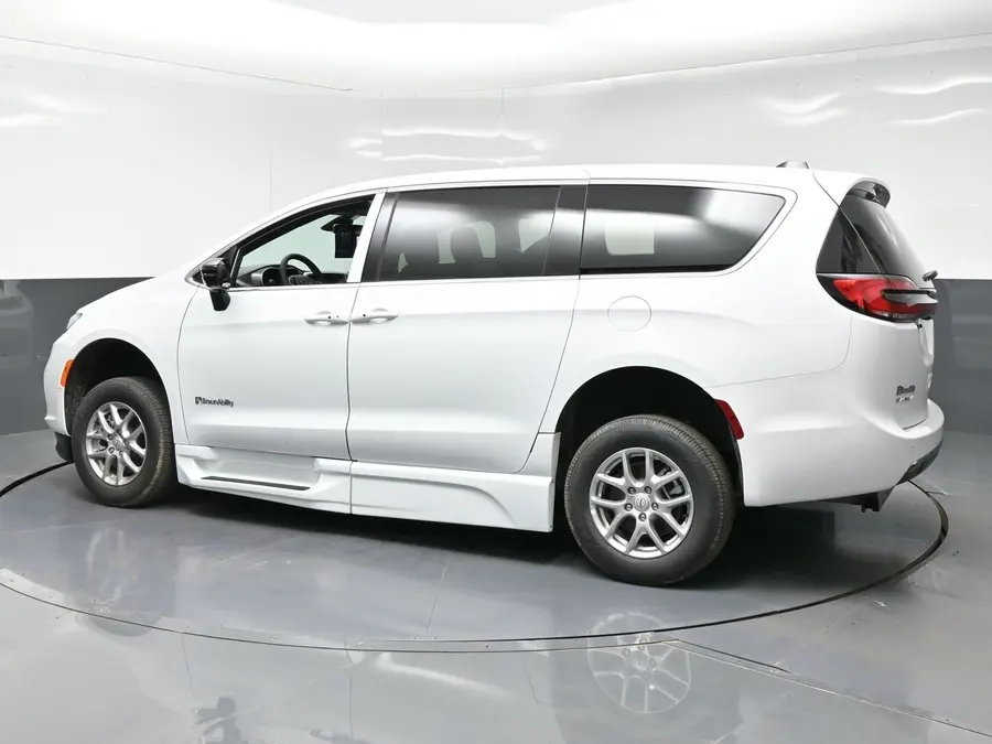 2026 Chrysler Pacifica Select photo 3