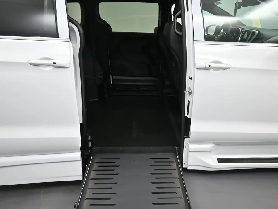 2026 Chrysler Pacifica Select photo 5