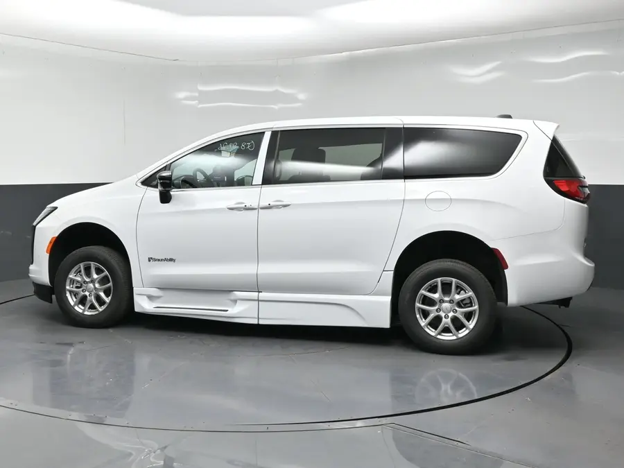 2027 Chrysler Pacifica Select photo 4