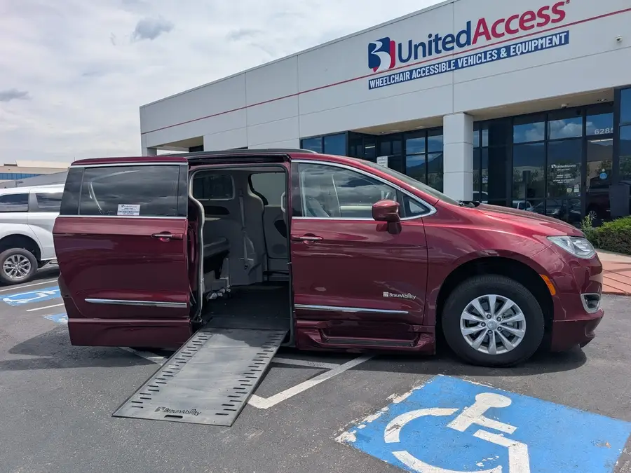 2017 Chrysler Pacifica Touring-L photo 1