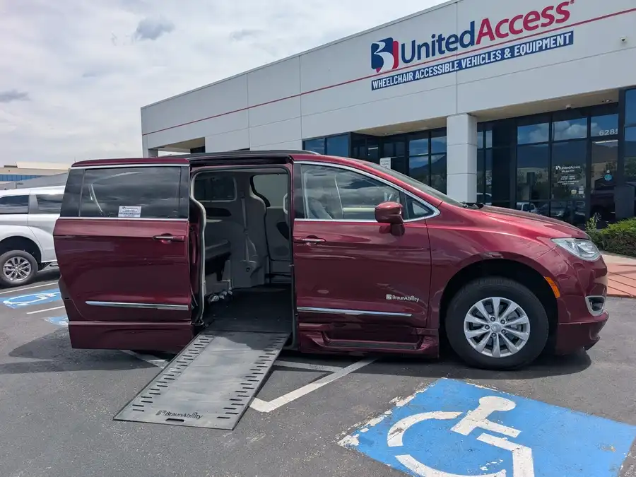 2017 Chrysler Pacifica Touring-L's photo