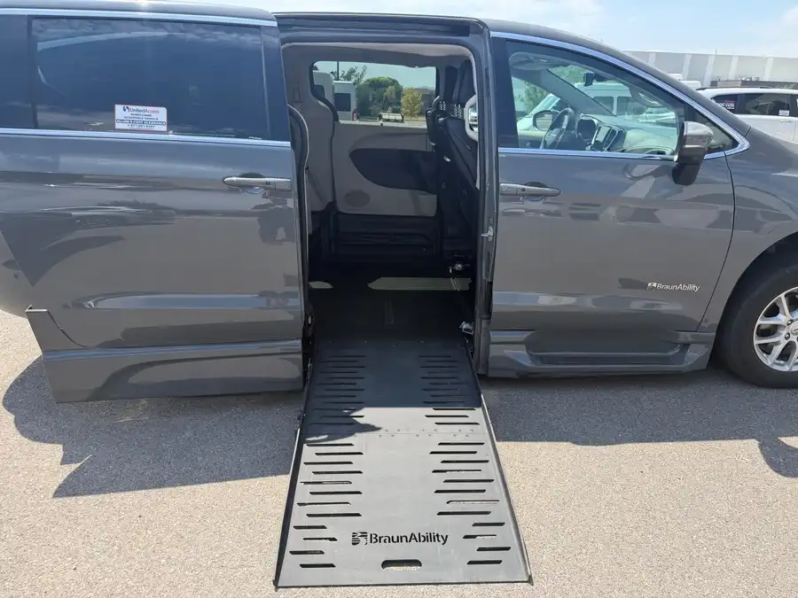 2023 Chrysler Pacifica Touring L's photo