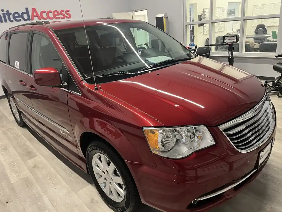2016 Chrysler Town & Country Touring's photo