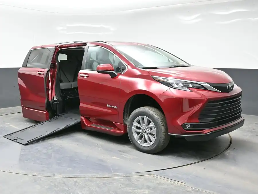 2026 Toyota Sienna XLE 7-Passenger Hybrid FWD's photo