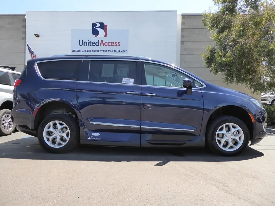2017 Chrysler Pacifica Touring L Plus photo 5