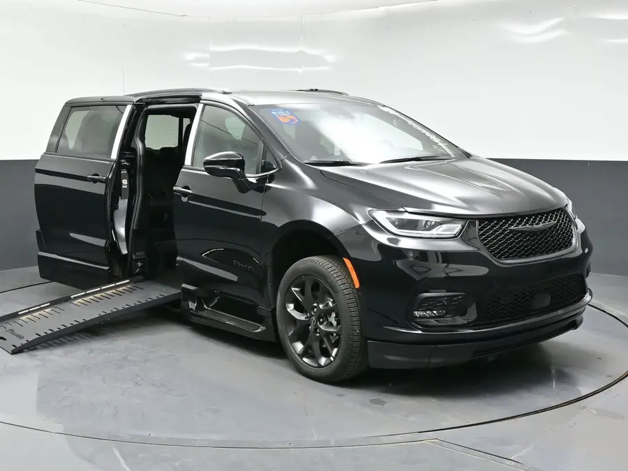 2026 Chrysler Pacifica Select photo 3