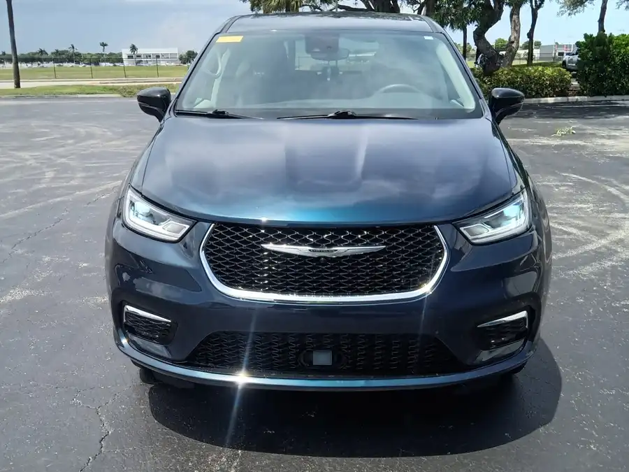 2024 Chrysler Pacifica Touring L's photo