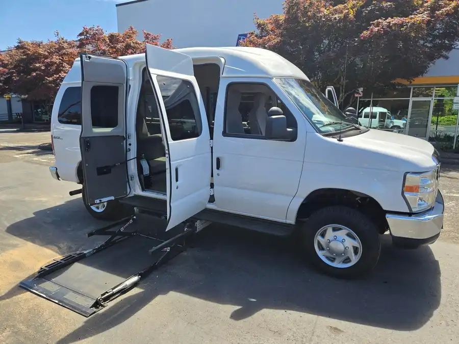 2013 Ford E-Series E-350 XLT Super Duty's photo