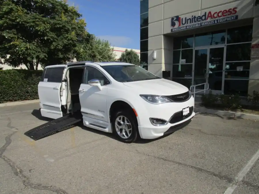 2017 Chrysler Pacifica Limited's photo
