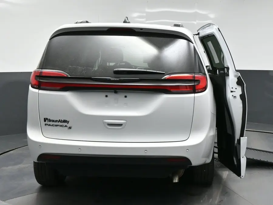 2026 Chrysler Pacifica Select photo 4