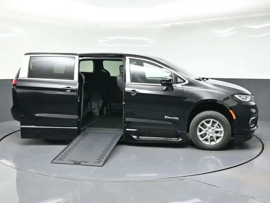 2026 Chrysler Pacifica Select's photo