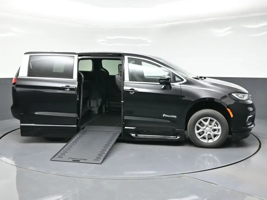 2026 Chrysler Pacifica Select's photo