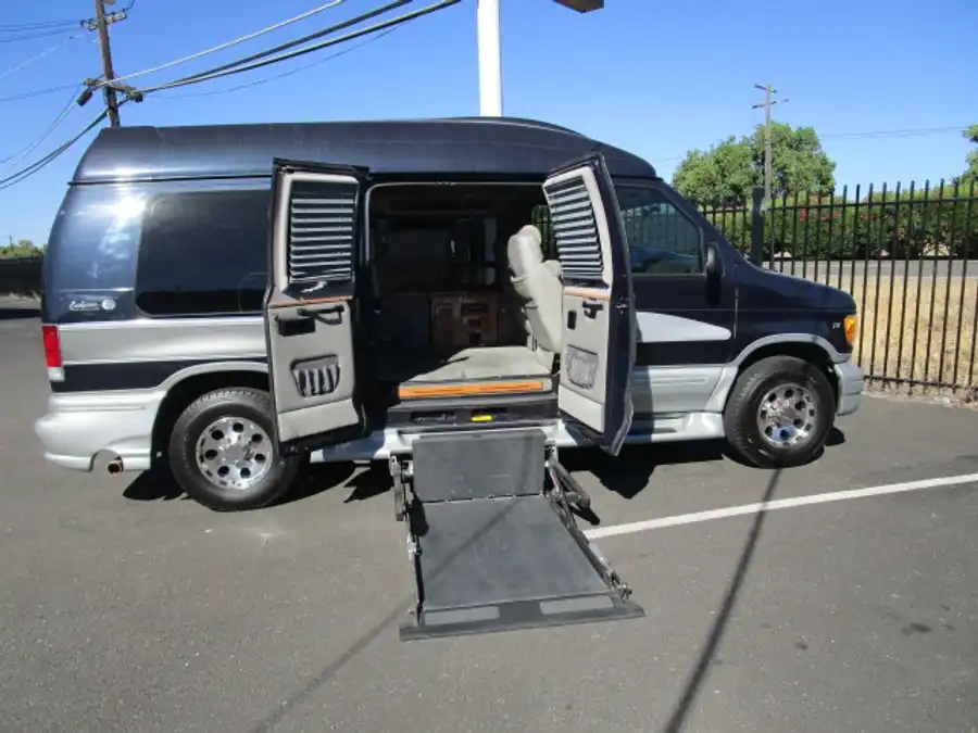 2000 Ford E-Series's photo
