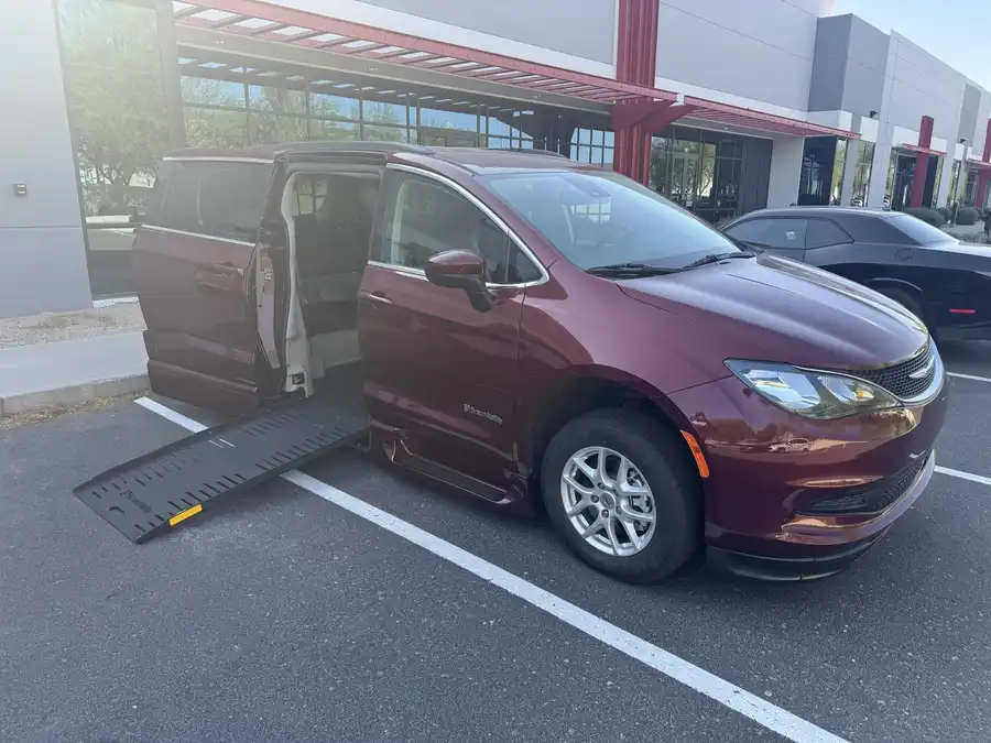 2021 Chrysler Voyager LXI's photo
