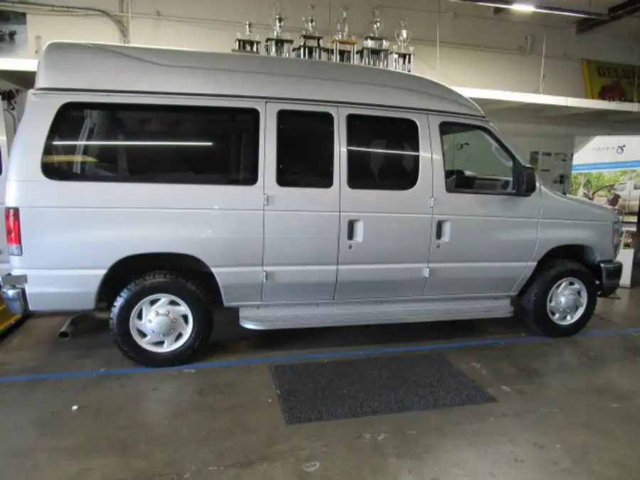 2009 Ford E-Series E-350 XL Super Duty's photo