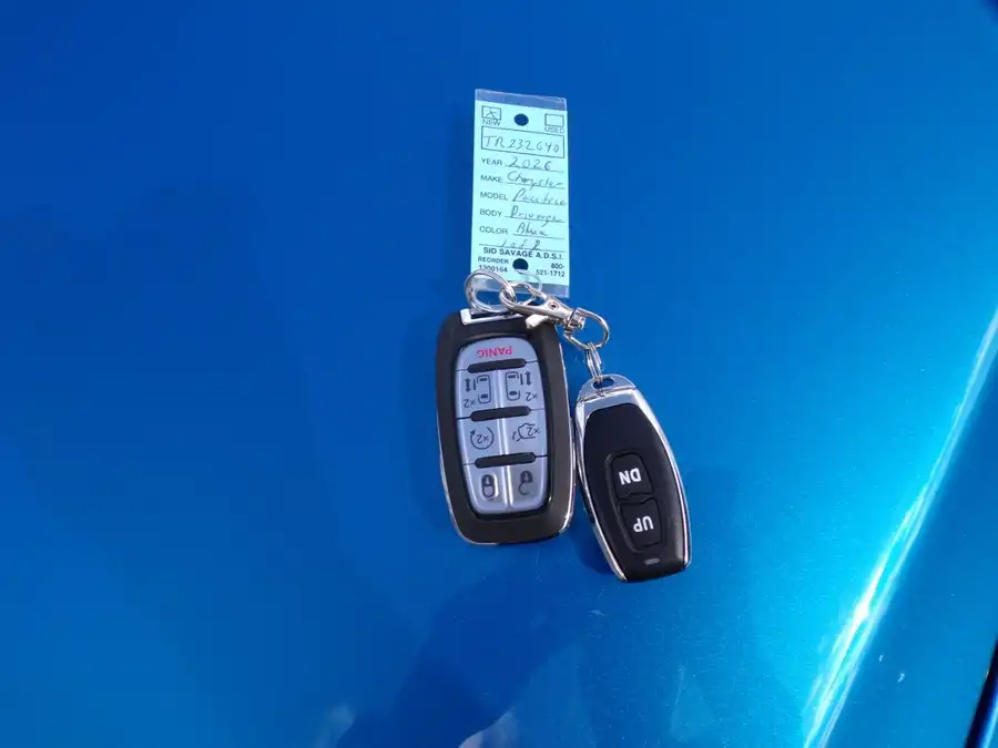 2026 Chrysler Pacifica Limited's photo