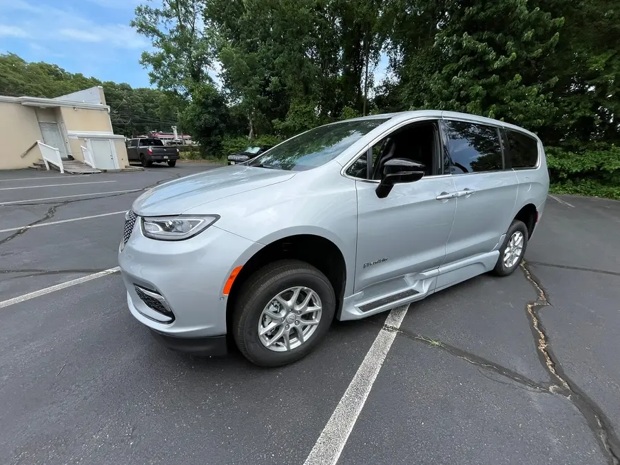 2026 Chrysler Pacifica Select photo 4