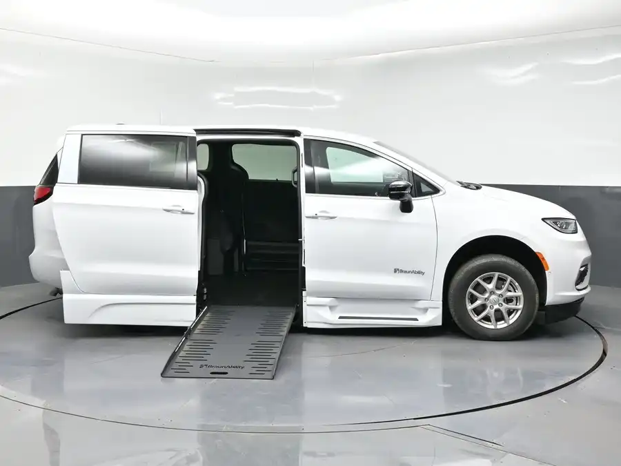 2026 Chrysler Pacifica Select's photo