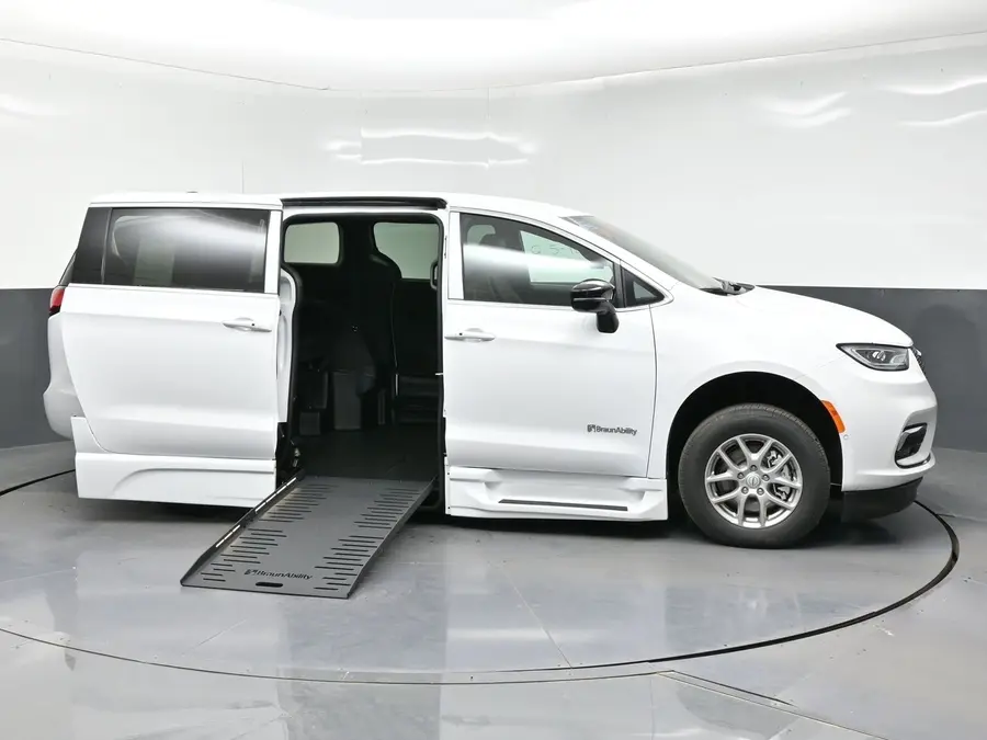 2026 Chrysler Pacifica Select photo 5