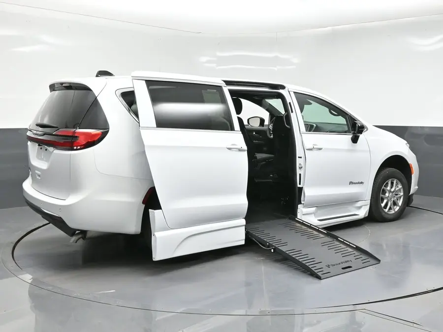 2026 Chrysler Pacifica Select photo 4