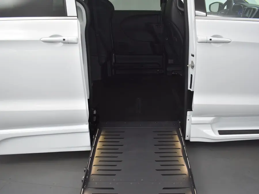 2025 Chrysler Pacifica Select photo 4