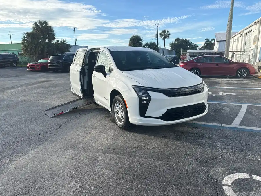 2027 Chrysler Pacifica Select's photo