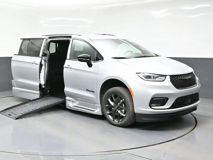 2026 Chrysler Pacifica Select's photo
