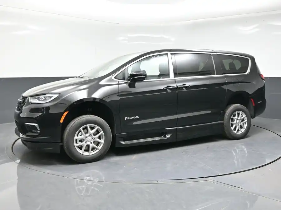 2026 Chrysler Pacifica Select's photo