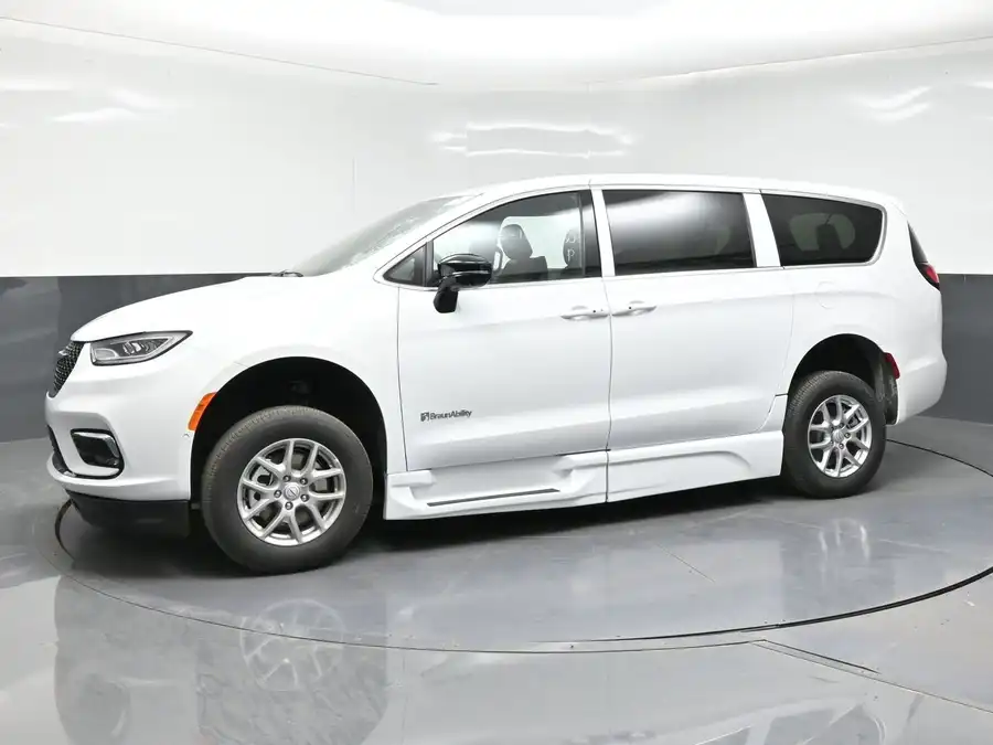2026 Chrysler Pacifica Select's photo