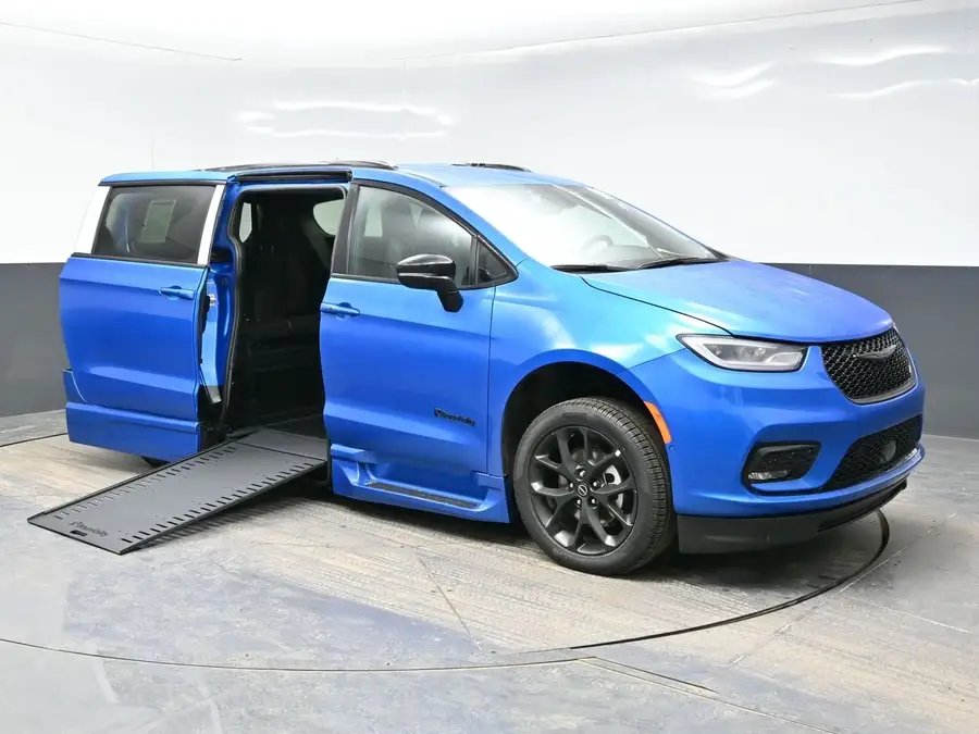 2026 Chrysler Pacifica Select photo 1