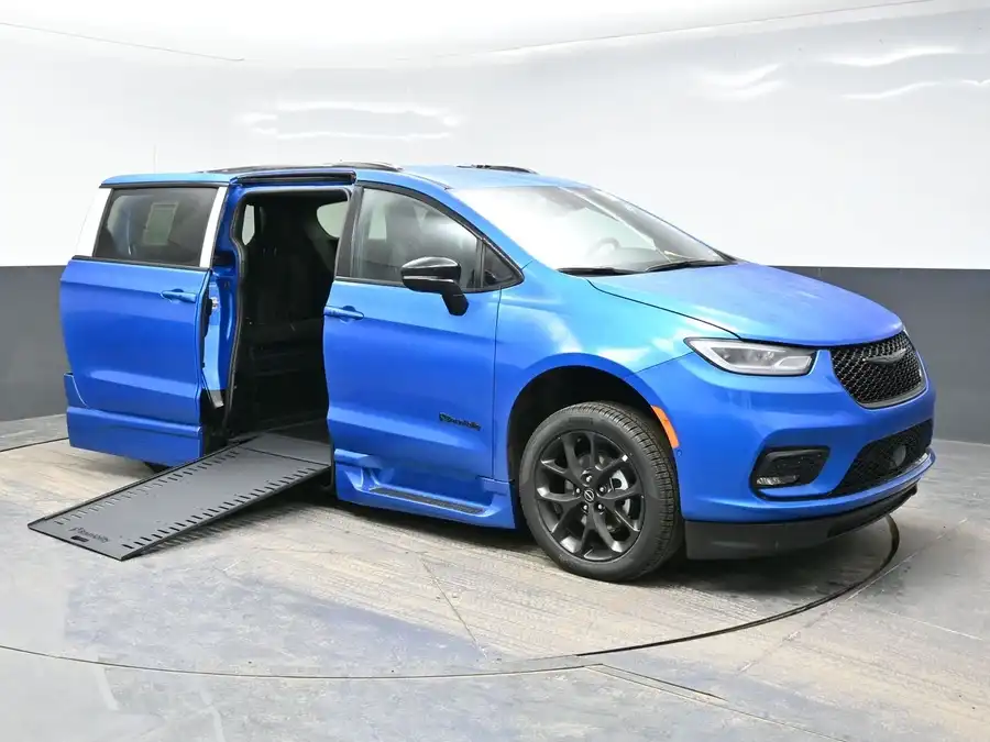 2026 Chrysler Pacifica Select's photo