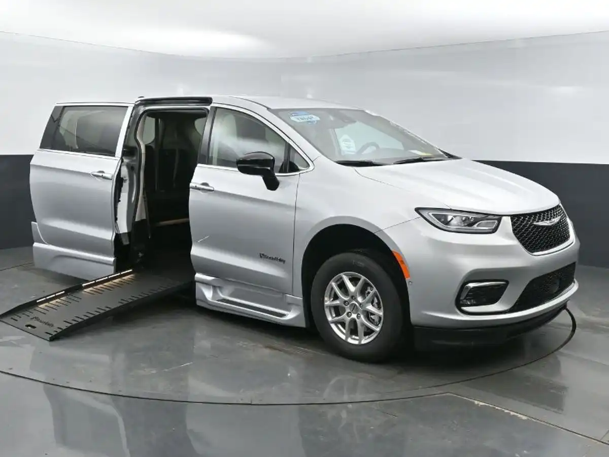 2024 Chrysler Pacifica Touring L's photo