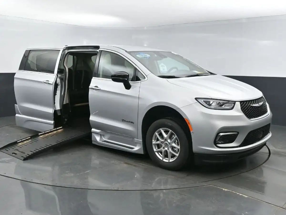 2024 Chrysler Pacifica Touring L's photo