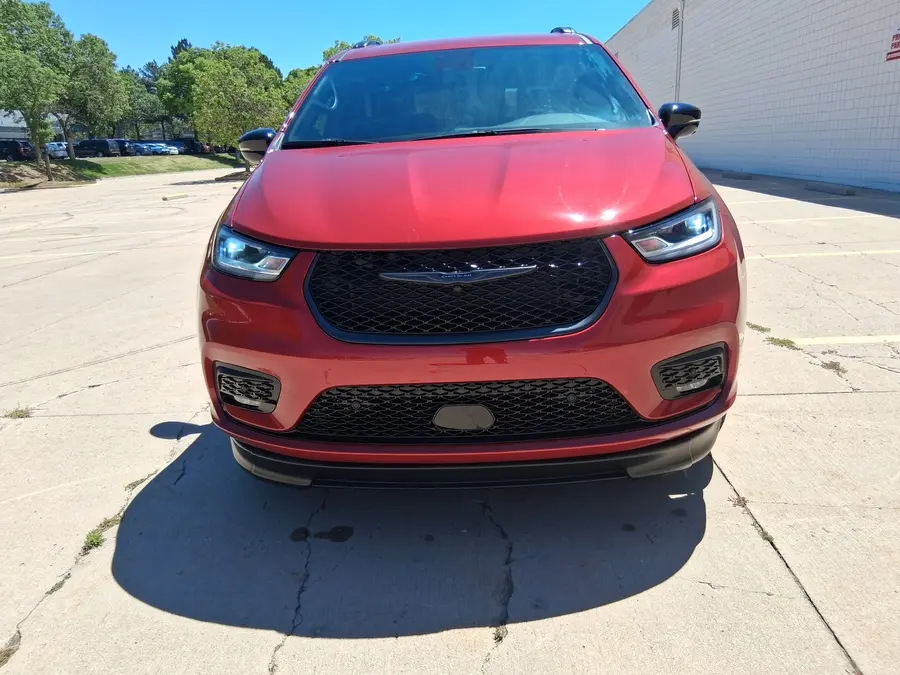 2026 Chrysler Pacifica Select photo 3