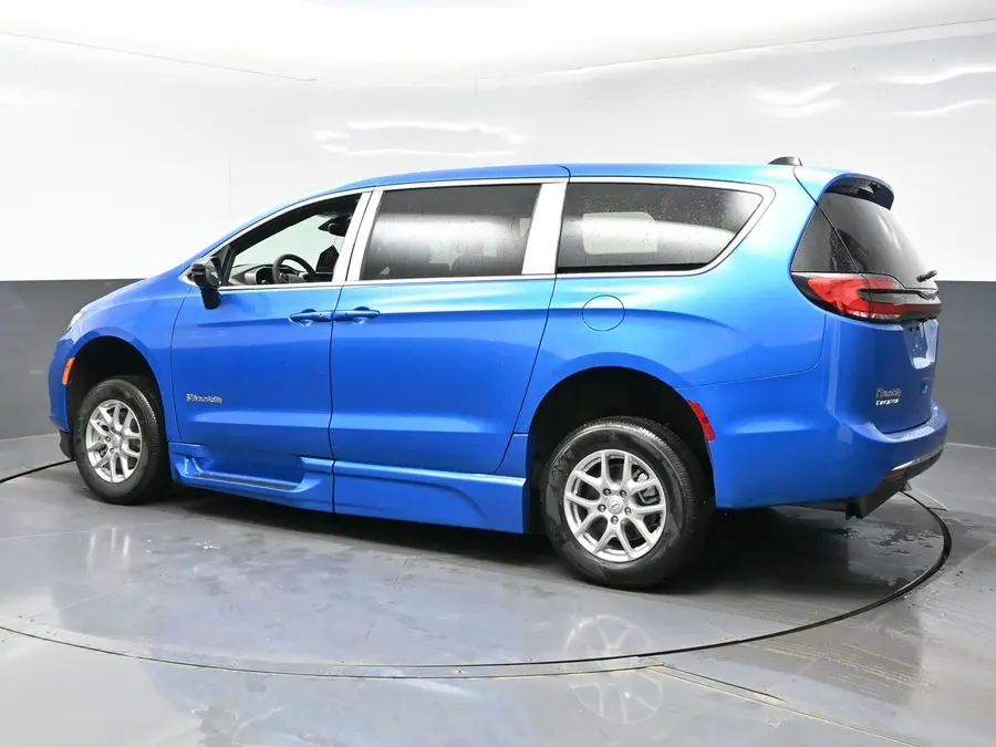 2026 Chrysler Pacifica Select photo 4
