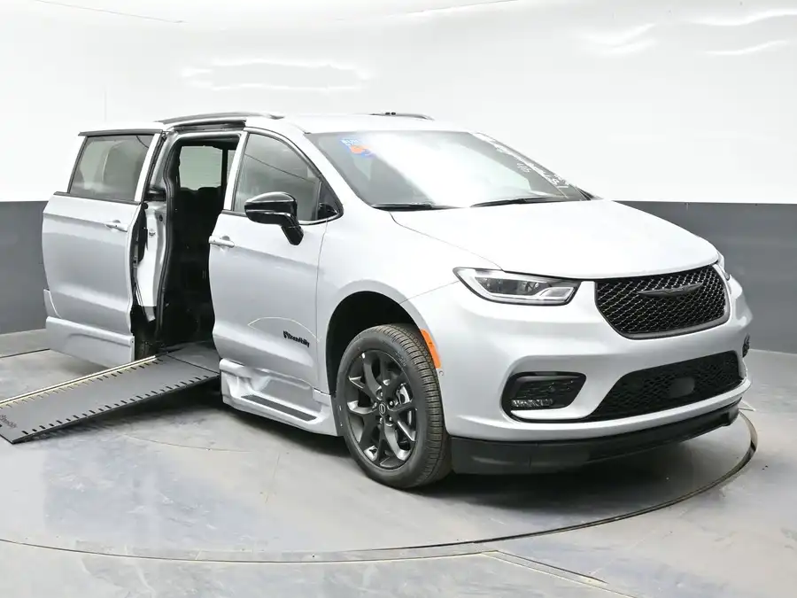 2026 Chrysler Pacifica Select's photo