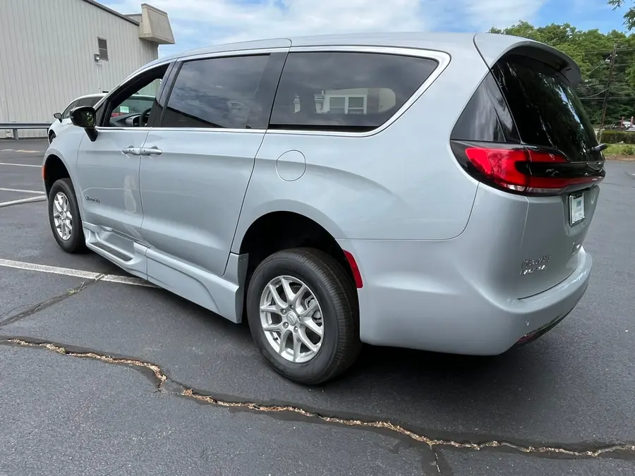 2026 Chrysler Pacifica Select photo 5
