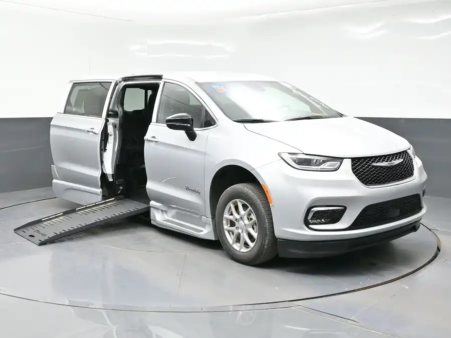 2026 Chrysler Pacifica Select's photo
