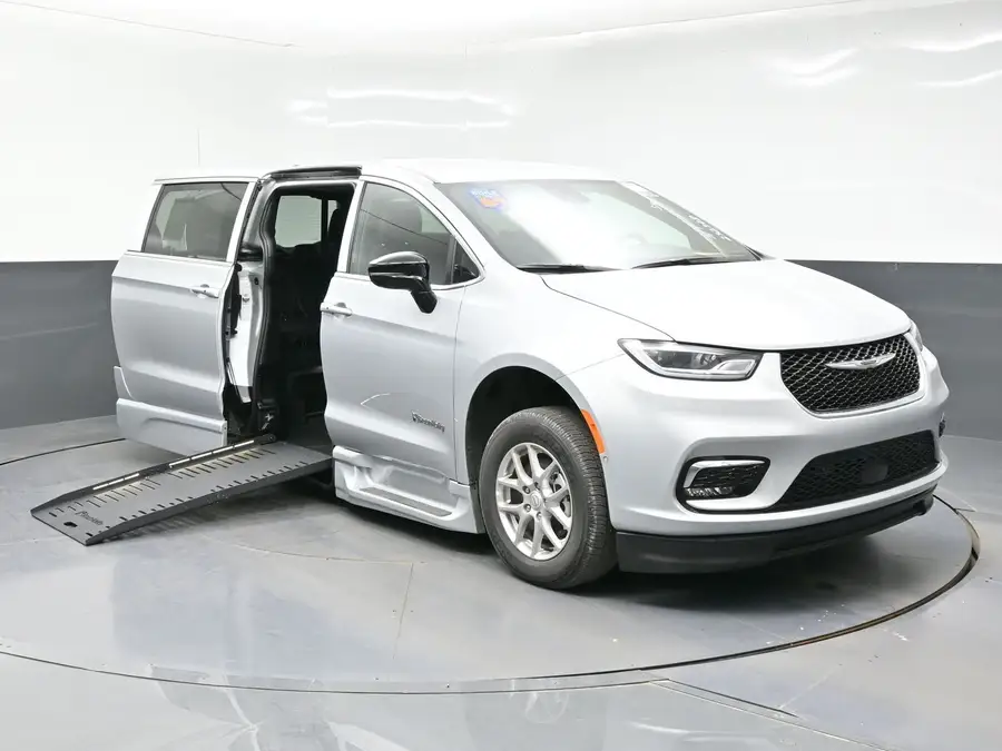 2026 Chrysler Pacifica Select photo 1