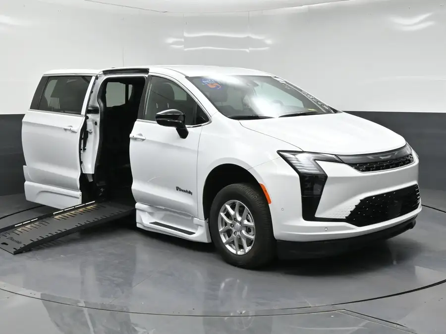 2027 Chrysler Pacifica Select photo 1