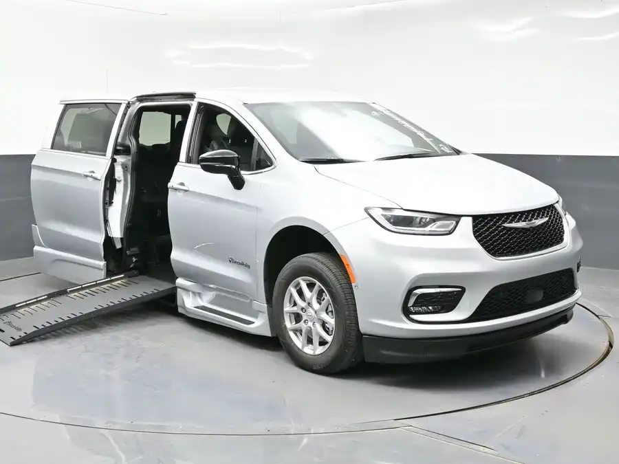 2026 Chrysler Pacifica Select's photo