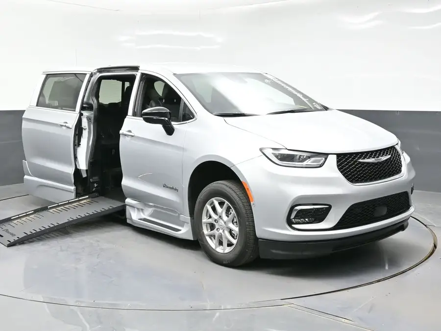 2026 Chrysler Pacifica Select photo 1