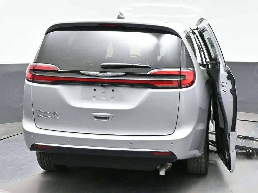 2026 Chrysler Pacifica Select photo 3