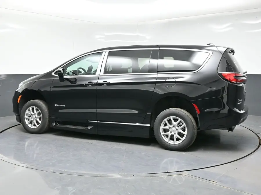 2026 Chrysler Pacifica Select photo 4