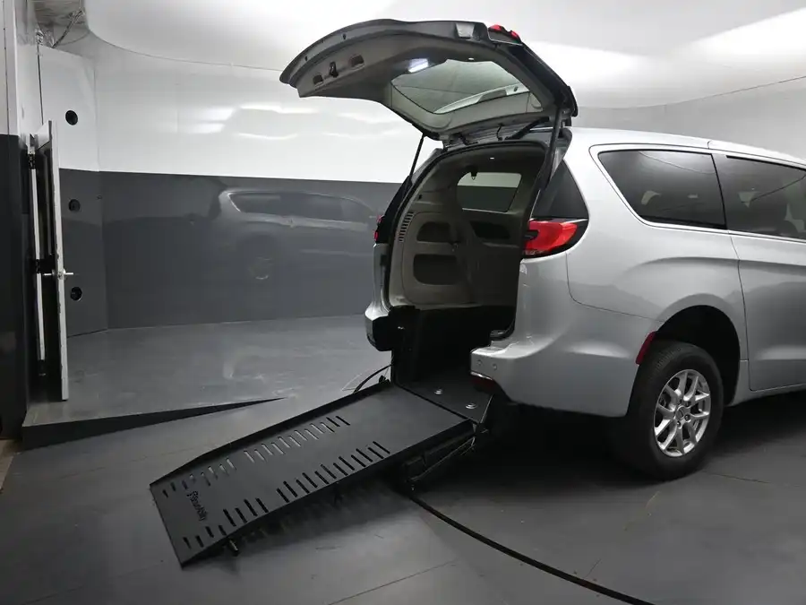 2023 Chrysler Pacifica Touring L's photo