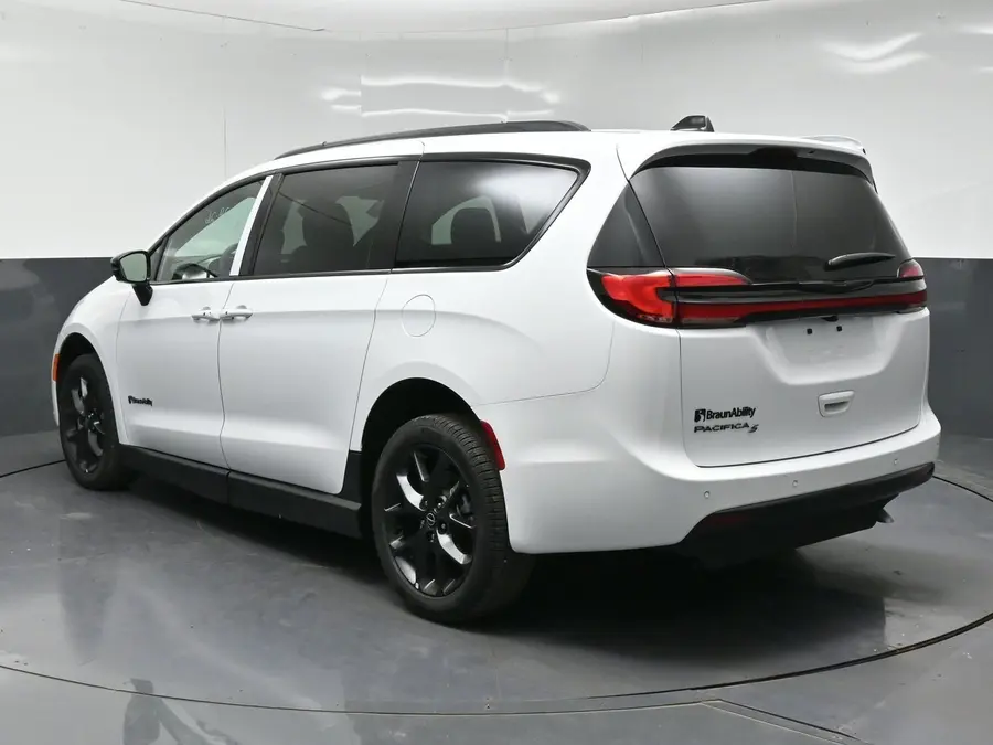 2027 Chrysler Pacifica Select photo 5