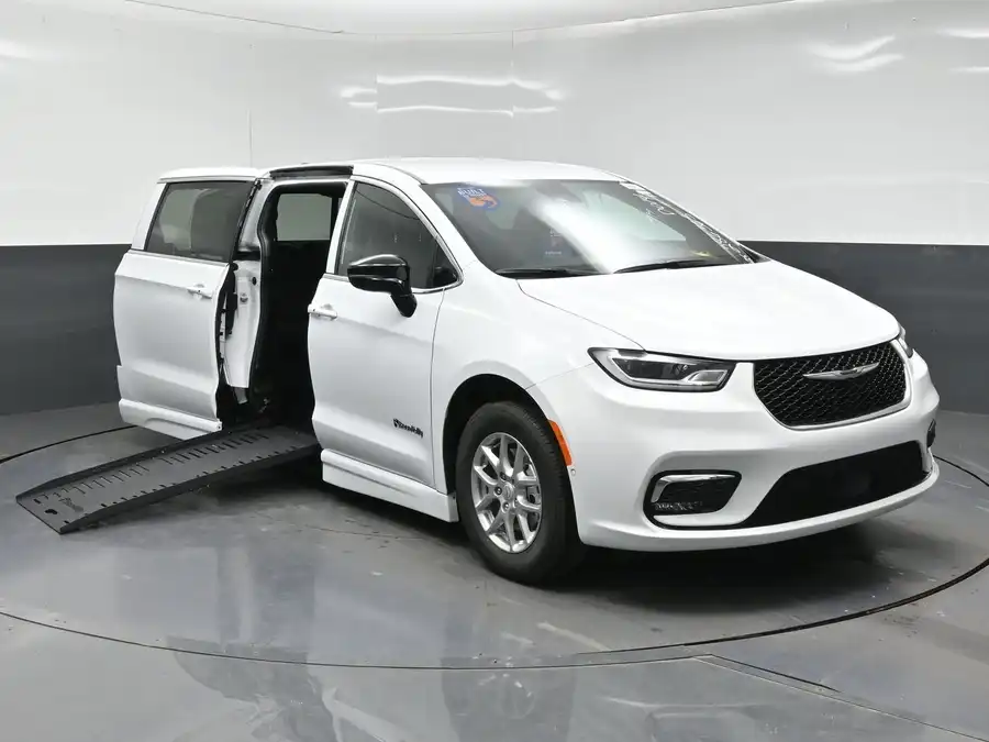 2026 Chrysler Pacifica Select's photo