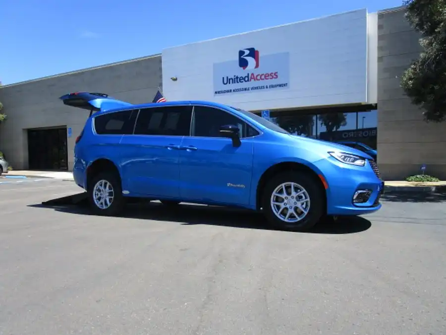 2026 Chrysler Pacifica Select's photo